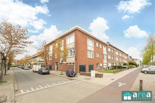Instapklaar en lichtrijk appartement gelegen aan de Steynstraat 113 te Hoboken, op de 1ste verdieping van een verzorgd gebouw. Dankzij de...