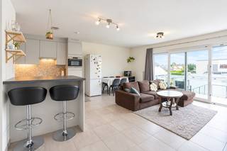 Instapklaar appartement met zuidgericht terras, garage en prachtig uitzicht<br /><br />Op een centrale en rustige ligging tussen Zelzate en Assenede bevindt zich dit perfect onderhouden appartement in de kleinschalige en rustige Residentie Jamboree. Het gebouw werd opgeleverd in 2016 en beschikt over een lift, waarmee je het appartement op de eerste verdieping gemakkelijk en comfortabel bereikt.<br /><br />Bij het binnenkomen valt meteen de aangename, lichtrijke open leefruimte op. Dankzij de grote raampartijen geniet je hier van een prachtig uitzicht en veel natuurlijk licht. Aansluitend bevindt zich de volledig uitgeruste keuken met eiland, ingebouwde oven en vaatwasser. De open indeling zorgt voor een gezellige en praktische leefomgeving.<br /><br />Het appartement beschikt over twee ruime slaapkamers, die voldoende plaats bieden voor een comfortabel bed, kasten en eventueel een bureau of dressing. Verder is er een verzorgde badkamer met zowel een douche als een ligbad, een apart toilet en een ruime berging.<br /><br />Een absolute troef is het zuidgerichte terras met glazen balustrade. Hier kan je in alle rust genieten van de zon en het mooie uitzicht. Een ideale plek om 's ochtends rustig te ontbijten of 's avonds gezellig te ontspannen.<br /><br />Ook op praktisch vlak heeft dit appartement heel wat te bieden. Zo beschikt het over een afzonderlijke en afgesloten garage met elektrische poort. Daarnaast is er op het terrein nog extra parkeergelegenheid aanwezig.<br /><br />Het appartement is niet alleen perfect onderhouden, maar ook bijzonder energiezuinig. Met een uitstekende EPC-score van slechts 59 kWh/m²/jaar geniet je van een gunstig energieverbruik. In combinatie met de lage gemeenschappelijke kosten maakt dit het appartement financieel extra interessant.<br /><br />Dankzij de combinatie van de rustige maar centrale ligging, de ruime slaapkamers, het prachtige uitzicht, het zuidgerichte terras, de garage en de uitstekende energieprestatie is dit een ideaal startersappartement. Tegelijk biedt het door de beperkte kosten en energiezuinigheid ook uitstekende mogelijkheden als investering.<br /><br />Een instapklaar appartement met veel comfort, een prachtig uitzicht en bijzonder gunstige energieprestaties. Absoluut een bezoek waard! Bel WIJSvastgoed op +32 9 395 80 10 !