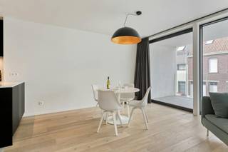 Instapklaar kwalitatief afgewerkt appartement (2021) met 2 slaapkamers en 2 terrassen te koop op de eerste verdieping in residentie Twins, gelegen in de Henri Lebbestraat in Waregem. <br /><br />INDELING<br /><br />Inkomhal, living, ruim terras, volledig ingerichte keuken met kwalitatieve toestellen, berging, toilet, slaapkamer 1, slaapkamer 2, badkamer met inloopdouche en dubbele lavabo, groot zonnig terras<br /><br />TROEVEN<br /><br />- mooie kwaliteitsvolle keuken<br />- slaapkamers achteraan bieden toegang tot een groot zonnig terras<br />- reeds geschilderd<br />- verlichting inbegrepen<br />- ondergrondse berging + fietsenhaak aanwezig<br /><br />Mogelijkheid aankoop ondergrondse garagebox: prijs 33.500 €<br /><br />Deze eigendom wordt verkocht onder registratierechten.<br /><br />Wenst u meer informatie of een afspraak? Aarzel niet om contact op te nemen: 056 605 605.<br /><br />Bestuursmaatregelen in het maatregelenregister: in aanvraag