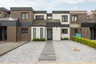 GELIJKVLOERSInkomhal 8 m² op tegel met gastentoilet en ingebouwde kasten. Leefruimte 30 m² op tegel. Keuken 12,5 m² op tegel met inductie kookplaat,...