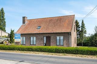 - Open bebouwing op een ruim perceel (867 m²)- Rustige, landelijke ligging met fenomenaal zicht: Schipstraat 42 in Passendale- Lichtrijke leefruimte...