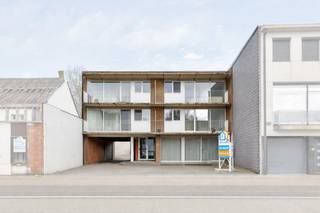 Voor meer info of een bezoek, bel 053 59 49 31 - Dit opbrengsteigendom, gelegen aan de Brusselse Steenweg 168 te Aalst, vormt een...
