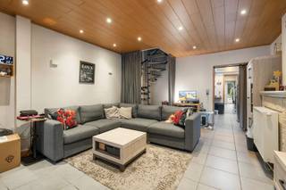 BEZOEKMOMENT VRIJDAG 13/02 VAN 14U TOT 18U. SCHRIJF JE IN VIA ONZE WEBSITE!<br />Deze gezellige en gerenoveerde woning is centraal gelegen in de Hogenakkerstraat te Sint-Niklaas, op korte afstand van winkels, scholen, openbaar vervoer, het station en belangrijke invalswegen.<br />De woning telt ca. 135 m² bewoonbare oppervlakte en is gelegen op een perceel van meer dan 200 m². Binnenin geniet je van een ruime en lichtrijke leefruimte met aansluiting op de zuidgerichte tuin, ideaal om tot rust te komen.<br />Op het gelijkvloers bevindt zich de badkamer met douche/bad, wastafel en toilet. Verder zijn er drie volwaardige slaapkamers, geschikt voor een gezin, bureau of hobbyruimte.<br />Technisch scoort de woning sterk:<br />•EPC C<br />•Volledig asbestveilig<br />•Nieuw dak met 10 cm dakisolatie<br />•3 lucht-lucht warmtepompen met 6 binnenunits<br />•PVC hoogrendementsbeglazing<br />•Rolluiken<br />De woning is onmiddellijk bewoonbaar en biedt nog mogelijkheden tot beperkte verdere afwerking, zodat je alles naar eigen smaak kan afwerken.<br />Een zeer interessante starterswoning met een sterke ligging, degelijke renovaties en veel potentieel. Bel ons nu voor een afspraak op het nummer: 052/46.38.03 en wie weet tot binnenkort!