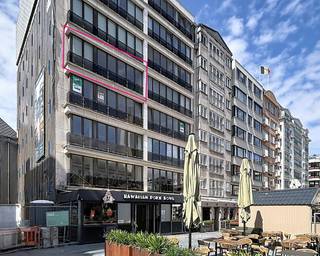 <p>Ruim appartement van 112 m², centraal gelegen met prachtig zicht op het Wapenplein en een ver zeezicht. Het appartement bevindt zich op de vierde verdieping en is bereikbaar via lift of trap. In de gemeenschappelijke gang beschikt u bovendien over een privatieve bergkast.</p>
<p>Via de ruime inkomhall, met grote ingemaakte kast, heeft u toegang tot alle ruimtes. De lichtrijke leefruimte met gezellige zit- en eethoek geniet u van een mooi uitzicht op het Wapenplein. Aansluitend bevindt zich de grote keuken met alle keukentoestellen, eveneens met aangenaam zicht op het plein. Naast de keuken is er een berging met grote ingemaakte kast en wasplaats voorzien.</p>
<p>Verder beschikt het appartement over een apart gastentoilet, twee ruime slaapkamers met ingemaakte kasten en een badkamer uitgerust met douche/bad, dubbele lavabo en toilet. Beide slaapkamers geven toegang tot het balkon waar u kan genieten van een ver zeezicht. Het balkon beschikt over een extra berging.<br />Een ruim en goed ingedeeld appartement op een topligging, ideaal als vaste woonplaats, tweede verblijf of investering aan zee.</p>
Extra troeven<br /><br />
<ul>
<li>hoogrendementsramen</li>
<li>elektrische gordijnen</li>
<li>gezamenlijke afgesloten fietsenstalling</li>
<li>mogelijkheid tot aankoop garage</li>
<li>instapklaar</li>
</ul>
Deze woning is te koop ZONDER makelaar via het concept van Smart Houses. Wenst u verdere inlichtingen of een bezoek? Contacteer rechtstreeks de eigenaar via 0488/07.37.41
