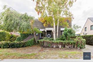 Deze ruime architecturale woning werd gebouwd in 1978 door architect De Beule en is gelegen in een rustige straat op een mooi perceel van 760m². <br />De bewoonbare oppervlakte van deze unieke woning bedraagt 266 m² en is verdeeld als volgt :<br />Bij het binnenkomen hebben we langs de rechterkant een gastentoilet en wasplaats. Verder komen we in de lichtrijke eetkamer gekenmerkt door de boog rondom de eettafel en de ruime leefruimte op verlaagd niveau. Via het schuifraam bereiken we het terras en de zuidgerichte tuin.<br />Naast de eetruimte bevindt zich de halfopen keuken ingericht met toestellen.<br /><br />De woning heeft verder drie ruime slaapkamers met veel lichtinval, een ruime badkamer, douchekamer en apart toilet. Er is ook een bureauruimte voorzien van voldoende natuurlijk licht.<br />De woning heeft ook een kelder en garage met automatische poort.<br /><br />Centrale verwarming op aardgas en 12 zonnepanelen aanwezig.<br /><br />Voor meer info -> xavier@makelaarshuys.be / 0468 31 17 51