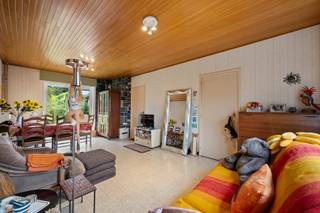 Gelegen op een zeer unieke locatie in het centrum van Kessel-Lo, kan je deze halfopen bebouwing op een prachtig perceel terugvinden. De locatie van deze woning is bijzonder omwille van de rustige en centrale ligging. Binnen de 10 minuten wandelen ben je zowel bij het station van Leuven als bij het Provinciaal Domein als bij Hal 5. De woning krijgt dan ook een Mobiscore van maar liefst 9,5. Ook de achterzijde van de woning is uniek omwille van de ruimte van het perceel, oriëntatie en privacy.<br /><br />In 2023 werd het dak vernieuwd en in 2024 de ramen. Ook de spouwmuren werden reeds geïsoleerd. Dit resulteert momenteel al in een mooie EPC score B. Dankzij deze ingrepen is het mogelijk om onder het dak de ruimtes snel om te vormen tot extra kamers. Kopers met renovatieplannen kunnen hier dus gefaseerd aan de slag gaan. <br /><br />Op de benedenverdieping sluiten momenteel de leefruimte als de keuken zeer fijn aan met het terras en de tuin. De woning heeft als extra toevoeging een kelderruimte, garage langs de zijkant en een ruime bergplaats in de tuin aan de rechterzijde van de scheidingsmuur. <br /><br />Voor wie dus op zoek is naar een gegeerde thuisplek in Kessel-Lo, is deze veelzijdige woning een unieke kans om volledig naar eigen "goesting" en visie om te vormen tot zijn of haar droomwoning. <br /><br />Heeft u interesse in een bezoek? Contacteer ons via het nummer 016 23 21 45.