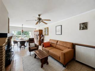 <p>Deze ruime en lichtrijke rijwoning met renovatiepotentieel is centraal gelegen in Oostduinkerke, tussen de watertoren en Nieuwpoort-Stad.<br />De woning omvat een inkomhal met afzonderlijk gastentoilet, een lichtrijke woonkamer met gezellige zithoek, eetplaats en open haard. Vanuit de leefruimte is er rechtstreeks toegang tot het terras en de afgesloten tuin met tuinhuis. Aansluitend bevindt zich de afzonderlijke, volledig ingerichte keuken met toegang tot de inpandige garage met extra bergruimte en parkeermogelijkheid.<br />Op de bovenverdieping bevinden zich drie ruime slaapkamers en een badkamer met ligbad, dubbele wastafel en toilet.<br />Een praktische gezinswoning met mooie ruimtes, een aangename tuin en tal van mogelijkheden Ook voor de woning is parkeergelegenheid voorzien.<br /><em>Enkele foto's in deze publicatie werden digitaal opgeruimd en kunnen afwijken van de werkelijkheid.</em></p>