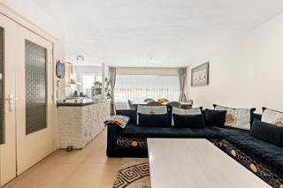 <p><strong>Te koop: gelijkvloers appartement in Evere, gelegen aan de Oud-Kapellekelaan, nabij scholen, openbaar vervoer, park en invalswegen.</strong></p><p>Dit appartement uit 1972 biedt een comfortabele indeling en een gunstige ligging dicht bij alle faciliteiten. De elektrische installatie is conform, wat gemoedsrust geeft. Bovendien zijn een buitenstaanplaats en een individuele kelder inbegrepen, ideaal voor extra opslag en gemak.</p><p><br /></p><p><strong>Belangrijkste ruimtes:</strong></p><p>• Inkomhal (7,9 m²) met ingemaakte kasten</p><p>• Woonkamer (27,4 m²)</p><p>• Keuken (7,8 m²) voorzien van spoelbak, koelkast, diepvries, vaatwasser, dampkap, oven en kookplaat</p><p>• Slaapkamer (8,2 m²)</p><p>• Slaapkamer (12,9 m²)</p><p>• Badkamer (3,5 m²) met ligbad en wastafel in meubel</p><p>• Toilet (1,0 m²)</p><p>• Individuele private kelder</p><p>• Buiten parkingplaats</p><p><br /></p><p><strong>Troeven:</strong></p><p>• Gelegen nabij alle faciliteiten</p><p>• Elektrische installatie conform</p><p>• Buitenstaanplaats + kelder inbegrepen</p><p><br /></p><p><strong>Neem vandaag nog contact op met Selena Perez y Latorre op +32 2 335 11 13 voor een bezoek.</strong></p><p>JOUW DROOMAPPARTEMENT. ZO GEVONDEN!</p>