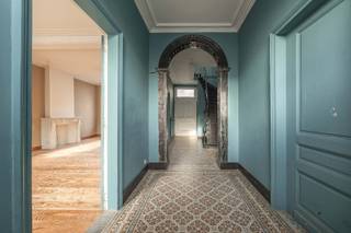 Deze ZEER RUIME HERENWONING is gelegen in het pittoreske dorp Aarsele (deelgemeente van Tielt) met name in de Deinsesteenweg 244 op een perceel grond van 1251 m² en beschikt maar liefst over 307 m² bruikbaar vloeroppervlak! Dit pareltje biedt U tal van mogelijkheden, kortom Uw bezoek meer dan waard!!!<br /><br />PLUSPUNTEN:<br />* VRIJGESTELD VAN DE RENOVATIEVERPLICHTING VOOR RESIDENTIËLE GEBOUWEN<br />* PRACHTIGE EIGENDOM MET TAL VAN MOGELIJKHEDEN<br />* ZEER RUIME LOODS (350 m² TOTAAL)<br />* EXTRA OPBERGRUIMTE 217 m²<br />* RUIM BRUIKBAAR VLOEROPPERVLAK 307 m²<br /><br />INTERIEUR:<br />U betreedt de woning via de inkomhal die toegang biedt tot twee ruime leefruimtes. Aanpalend de geïnstalleerde keuken met toegang tot een eerste badkamer.<br />Via de royale trap komt u op het eerste verdiep waar zich 4 slaapkamers bevinden en een badkamer uitgerust met douche, ligbad toilet en enkel lavabomeubel<br />Het tweede verdiep omvat verschillende ruimtes die vrij ingedeeld kunnen worden.<br />EXTERIEUR:<br />De woning beschikt over een zeer ruime loods en opbergplaatsen, goed voor een totale 567 m² opslagplaats.