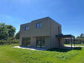 Deze nieuwbouwwoning in afwerkingsfase met moderne architectuur is gelegen in een rustige omgeving nabij het dorp van Sleidinge. Het perceel heeft maar liefst een oppervlakte van 685,12m² en de stijlvolle woning beschikt over een bewoonbare oppervlakte van 167m².<br /><br />De energiezuinige woonst wordt uitgerust met zonnepanelen, regenwaterput van 7.500 liter, ventilatie type D en vloerverwarming in combinatie met een lucht-water warmtepomp.<br /><br />Indeling van de woning:<br />Het gelijkvloers bestaat uit: inkomhal, wasplaats/ berging, toilet, een ruime leefruimte met open lichtrijke ingerichte keuken waar u kan genieten van een prachtig uitzicht over de tuin.<br />De eerste verdieping is ingedeeld in 3 volwaardige slaapkamers, overloop, apart toilet en badkamer.<br />De tuin is georiënteerd op het westen, wat betekent dat er gedurende de dag voldoende zonlicht is. Verder beschikt de woning ook over een carport van 21,60m² <br /><br />De woning wordt nog afgewerkt volgens de budgetten voorzien in het lastenboek, de aankoop gaat door binnen de 6 maanden nadat de koper de keuzes heeft gemaakt bij de leveranciers.<br /><br />Troeven:
<ul>
<li>zonnepanelen</li>
<li>3 slaapkamers</li>
<li>rustige locatie</li>
<li>vloerverwarming in combinatie met een warmtepomp</li>
</ul>
<br />Prijs woning: €478.171 exclusief aankoopkosten<br /><em>* lastenboek en prijslijst enkel op aanvraag</em><br /><br />Bent u op zoek naar een energiezuinige woning in een rustige buurt? Dan kan deze woning zeker iets voor u zijn.<br />Wenst u een bezoek in te plannen of wenst u meer informatie? Contacteer ons gerust via quinten@qubic-vastgoed.be of via 0468/20 15 30.