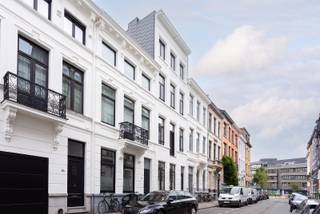 Locatie:<br />Dit luxueus gerenoveerde appartement aan de Terlinckstraat geniet van een uitstekende ligging in Oud Berchem (binnen de Singel). Dankzij de nabijheid van winkels, leuke horeca-zaken, openbaar vervoer alsook op-en afritten is dit een bijzonder centrale en aantrekkelijke woonlocatie.<br /><br />Beschrijving<br />Gelegen op de gelijkvloerse verdieping van een prachtig en karaktervol pand, geniet dit 100% instapklaar appartement van een aangename lichtinval en een modern karakter. Bij het binnenkomen komt u terecht in de lichtrijke leefruimte met hoge plafonds, waar voldoende plaats is voorzien voor zowel een zithoek , gezellige eethoek en zelfs voldoende ruimte voor een thuiswerkplek. De knappe en volledig ingerichte keuken, voorzien van een natuursteen werkblad, biedt dankzij zijn eiland een leuke plek om aan te zitten. Aan de achterzijde van het gebouw vinden we de toegang tot een zalige buitenruimte van circa 15m², een oase van rust, die verder naar eigen smaak kan ingericht worden. Via de nachthal bereikt u een afzonderlijk gastentoilet, de praktische wasberging en vervolgens het slaapgedeelte met een mooie badkamer met douche en lavabomeubel. Hiernaast vinden we de slaapkamer die eveneens aan de achterzijde gelegen is. Een privatieve kelderberging vervolledigt het geheel.<br /><br />Belangrijkste kenmerken:<br />- Totaalrenovatie met hoogwaardige afwerking, appartement momenteel in afwerking daarom nog niet alle foto's beschikbaar. <br />- Alle meters individueel<br />- Privatieve kelderberging<br />- Energiezuinig (EPC-label B)<br />- Elektrische installatie conform<br />- Asbestveilig<br />- Gebouw met 4 appartementen, zonder lift, lage maandelijkse kosten!