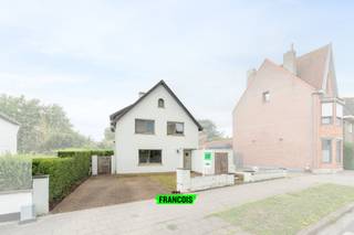 Gelegen op een toplocatie nabij Brugge, Blankenberge en Knokke vinden we deze charmante woning in Lissewege.<br /><br />Op het gelijkvloers verwelkomt een stijlvolle inkomhal met inbouwkasten je in de woning. De gezellige leefruimte met open haard en grote raampartijen zorgt voor veel lichtinval. Aansluitend vind je een ruime eetplaats en een open keuken, perfect voor wie graag kookt en geniet van samenzijn. De badkamer op het gelijkvloers is nog af te werken naar eigen smaak.<br /><br />Op de eerste verdieping bevinden zich drie ruime slaapkamers, waarvan één met ensuite badkamer. Een vierde kamer is ingericht als dressing, maar kan eenvoudig als extra slaapkamer dienen.<br /><br />De woning beschikt over centrale verwarming op aardgas, een gunstige EPC-score (label C) en een zonnige tuin. Er is voldoende parkeergelegenheid op het private terrein én een praktische berging voor fietsen of extra opslag.<br /><br />Een ideale woning voor wie instapklaar wil wonen in een charmante en goed gelegen omgeving.<br /><br />