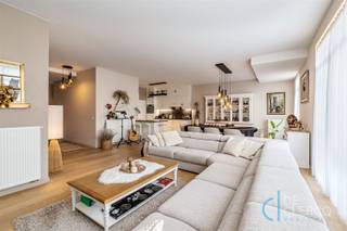 <p><span>Dit ruim en lichtrijk appartement is gelegen in de verzorgde residentie Camelia, op een strategische locatie met een uitstekende bereikbaarheid nabij het Liedemeerspark. In de onmiddellijke omgeving bevinden zich scholen, winkels e.d. Dankzij de bushalte voor de deur is het centrum van Gent bovendien vlot bereikbaar. Ook met de fiets bereikt u het stadscentrum in 15 minuten. </span></p><p><span>De residentie onderscheidt zich door haar moderne architectuur, verzorgde gevel en goed onderhouden gemeenschappelijke delen. </span></p><p><span>Via de inkomhal met vestiaire en afzonderlijk toilet betreedt u het appartement. Door de glazen schuifdeur komt u in de grote, lichtrijke leefruimte. De combinatie van de warme beige tinten, natuurlijke lichtinval, fraaie houten parketvloer en het aangename uitzicht op het groen zorgt hier voor een bijzonder rustige en aangename woonomgeving. De leefruimte sluit rechtstreeks aan op het terras aan de voorzijde, met zicht op de eerste tuin. De open keuken vormt een mooi geheel met de living en is uitgerust met de nodige toestellen en landelijke maatkasten die harmonieus aansluiten bij de stijl van het appartement. Aansluitend bevindt zich een praktische, koele berging/wasplaats met voldoende ruimte voor extra toestellen, zoals een vriezer en opbergrekken. Verder beschikt het appartement over een efficiënt ingedeelde badkamer met zowel een inloopdouche als ligbad en een lavabomeubel. De drie volwaardige slaapkamers maken het appartement ideaal geschikt voor gezinnen, maar bieden ook de nodige ruimte voor een bureau, dressing of hobbykamer. </span></p><p><span>Een van de absolute troeven van dit appartement is de uitzonderlijke buitenruimte. Naast het terras en de tuin aan de voorzijde beschikt het pand aan de achterzijde over een tweede ruime tuin met terras én tuinberging. Dit is perfect geschikt voor wie in alle rust en privacy van het buitenleven wil genieten. Tot slot beschikt het appartement over een ondergrondse, afgesloten garage, die extra parkeergelegenheid biedt, maar eveneens bijkomende bergruimte creëert. </span></p><p><span>Met een EPC-label A en een conform elektriciteitsattest voldoet het appartement aan de hedendaagse vereisten. Dankzij het uitstekend onderhoud is het appartement volledig instapklaar. </span></p><p><span>Een ruim en energiezuinig appartement met 3 slaapkamers, 2 tuinen, 2 terrassen, een gunstige ligging nabij Gent én een ondergrondse afgesloten garage is bijzonder uniek op de markt. Dit alles wordt aangeboden voor een vraagprijs van € 495.000, excl. verkooprechten. Aarzel niet en maak meteen uw afspraak via anais@vastgoed-dc.be of via de website. </span></p>