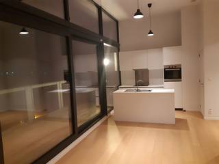 Recent dak-appartement met een bijzonder groot, zuid georiënteerd terras (met een exceptioneel zicht over Gavere).<br />Aangename leefruimte met open keuken, die beiden aansluiten op het brede zonneterras. De hoge ruimtes garanderen het aangename loftgevoel. <br />Eveneens : twee slaapkamers, berging, badkamer met afzonderlijk toilet. <br />Technisch hoogwaardig, met een uitstekende EPC, en o.a. deels zonnewerend glas en privatieve zonnepanelen met een vermogen van 590 Wp.<br /><br />Uitstekende ligging: op 20 m van de vernieuwde Gaverse Markt - dus nabij horeca, winkels, bakkers, Carrefour, ... Eveneens op amper 100 m van het Gaverse mobipunt.<br /><br />Inbegrepen : overdekte staanplaats (ter waarde van 45 euro / maand).<br /><br />Kortom: eigentijds wonen.<br /><br />Vaste kosten (provisie) bedragen 65 euro / maand.