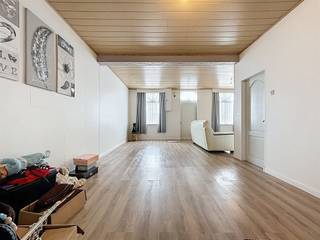 Deze halfopen woning met garage en uitweg is gelegen in het landelijke Abele en biedt een aangename woonomgeving met voldoende ruimte...