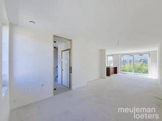Deze moderne BEN-woning (Bijna-Energieneutraal) is gelegen in een nieuwe verkaveling in Hertsberge. Het gaat om de rechtse woning van de koppelwoning.<br />De woning werd gebouwd in 2025-2026 en is voorzien van de meest recente technieken en hedendaags wooncomfort.<br /><br />De woning omvat op het gelijkvloers een inkomhal met gastentoilet en lavabo, gevolgd door een lichtrijke leefruimte met een open en volledig uitgeruste keuken. De keuken beschikt over een inductiekookplaat, dampkap, grote en kleine spoelbak, inbouwvaatwasser, combi-oven, heteluchtoven en een ruime koelkast met vriesvak.<br /><br />Aansluitend aan de keuken bevindt zich een ruime en praktische wasberging.<br /><br />Op de eerste verdieping bevinden zich de nachthal, een apart toilet, drie tweepersoonskamers en een volledig uitgeruste badkamer met inloopdouche, ligbad en dubbele wastafel.<br /><br />Via een vaste trap bereikt u de tweede verdieping. Hier bevindt zich een ruime polyvalente ruimte (57m2) die naar wens kan worden ingericht als extra slaapkamer, bureau, hobbyruimte of speelkamer. <br />Daarnaast is er een aparte technische berging voorzien.<br /><br />Vanuit de leefruimte en keuken heeft u rechtstreeks toegang tot de tuin en het terras. Een praktische buitenberging biedt bijkomende opbergruimte.<br /><br />De woning beschikt bovendien over 5 zonnepanelen, vloerverwarming en een oprit naast de woning om 2 wagens te parkeren.<br /><br />Bij oplevering zal de woning volledig geschilderd zijn in eindafwerking en worden gordijnenrails voorzien.<br />De polyvalente ruimte wordt nog voorzien van laminaatvloer en in de tuin wordt er nog een tuinberging voorzien.<br /><br />Kortom, een energiezuinige woning in een kindvriendelijke buurt in het groen!<br /><br />Meer informatie is verkrijgbaar op kantoor.