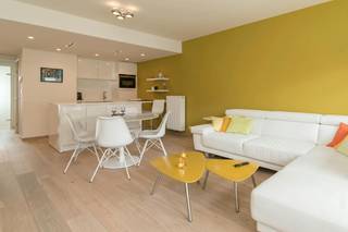 Luxueus afgewerkt 2 slaapkamerappartement met zonneterras gelegen op de derde verdieping van de Residentie Rodin - Kerkstraat 18, Middelkerke. Dit appartement ligt pal in het centrum van Middelkerke en in zeer korte nabijheid van alle winkels, openbaar vervoer en de Zeedijk. Tevens is er de mogelijkheid om een bovengrondse garagebox te huren voor 120 euro per maand!<br /><br />Indeling:<br />- inkomhall met ingemaakte vestiaire<br />- living met open geïnstalleerde keuken en toegang tot terras<br />- 2 ruime slaapkamers<br />- zonneterras<br />- open geïnstalleerde keuken met kookeiland <br />- berging met aansluiting wasmachine<br />- badkamer met ligbad en dubbele lavabo<br />- gastentoilet met lave-main<br /><br />Pluspunten:<br />- centraal gelegen nabij winkels, openbaar vervoer en de zee<br />- gemeenschappelijke fietsenberging op het gelijkvloers<br />- ruim zonneterras<br />- mogelijkheid om garagebox te huren vlak aan het gebouw (residentie Villa Nova)!<br /><br />Het appartement is beschikbaar vanaf 01/11/2026<br />Mogelijkheid huur garagebox: €120/maand<br />Algemene onkosten: provisie €60/maand<br /><br />Ben je geïnteresseerd in dit pand te huur in Middelkerke? Ga naar de website www.dewaele.com, klik op het pand dat je wenst te huren. Via de rode knop "vraag je bezoek aan" vragen we u kort een profiel in te vullen. Daarna nemen we contact op voor een bezoek. Telefonisch kunnen er geen afspraken gemaakt worden.