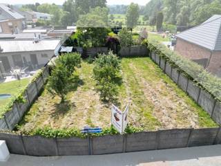 <p><strong><span>Exclusieve Bouwgrond voor OB met panoramisch groen uitzicht!</span></strong><br /><br />Achter een volledig afgesloten omheining schuilt <strong>een verrassend ruim perceel bouwgrond</strong> <strong>voor open bebouwing</strong>, waarvan de ware schoonheid vanop de straat nauwelijks zichtbaar is.</p>
<p>Het perceel is vandaag volledig omheind met betonnen platen, wat zorgt voor <strong>maximale privacy en een rustig karakter</strong>. Het voorste gedeelte wordt gekenmerkt door diverse fruitbomen die het terrein <strong>een charmante, landelijke uitstraling</strong> geven. Achteraan bevindt zich <strong>een prachtig aangelegde tuin</strong> die momenteel zorgvuldig wordt onderhouden door de eigenaars. Hierdoor geniet het perceel vandaag reeds van een verzorgde en groene omgeving.</p>
<p>De <strong>absolute troef </strong>van deze bouwgrond is zonder twijfel <strong>het fenomenale uitzicht op de achterliggende groene omgeving</strong>. Vanuit uw toekomstige woning kijkt u uit over <strong>een uitgestrekte groenzone en een prachtig lager gelegen groen dal,</strong> wat een <strong>uitzonderlijk gevoel van ruimte</strong>, <strong>rust en natuurbeleving</strong> creëert. Een uitzicht dat zelden nog te vinden is.</p>
<p>Het perceel biedt <strong>ruime bouwmogelijkheden voor een open bebouwing</strong>. Er geldt <strong>een bouwdiepte van 15 meter</strong> <strong>op het gelijkvloers</strong> <strong>en 12 meter op de verdieping</strong>, <strong>met een bouwbreedte van 10,28 meter</strong>. Dit resulteert in <strong>een bebouwbare oppervlakte van ongeveer 156 m²</strong>. Dankzij de gunstige<strong> zuidwestoriëntatie</strong> geniet u bovendien de hele dag van een optimale lichtinval en een zonnige tuin.</p>
<p>Een unieke kans voor wie droomt van <strong>een moderne, lichtrijke gezinswoning op een rustige locatie</strong>, omringd door groen en toch met een vlotte bereikbaarheid.</p>
<p><strong>Interesse?</strong> Contacteer uw vastgoedkantoor voor meer informatie of een bezoek via <strong>0476/07 69 93</strong> of <strong>info@kurtimmo.be</strong>. Laat u verrassen door deze verborgen parel en ontdek ter plaatse de unieke sfeer en het uitzonderlijke uitzicht dat deze bouwgrond te bieden heeft.</p>