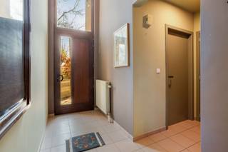 <h2><strong>Ongezien uitzicht in het zicht: karaktervol wonen te Boutersem met 5 kamers en weide</strong></h2><p>In de Heidestraat in Boutersem, geborgen in een rustige en groene omgeving, bevindt zich deze vrijstaande, instapklare woning die meteen charme uitstraalt. Want hier zetten de karaktervolle gevel en de natuurlijke weelde meteen de toon. Kom binnen, en kom meteen genieten.</p><p>Je wordt verwelkomd in een ruime inkomhal met ingebouwde kasten en een apart gastentoilet. Aansluitend bevindt zich een praktische wasplaats met zij-ingang, een discrete, maar bijzonder waardevolle troef in het dagelijkse leven. Ideaal om schoenen achter te laten, de hond moddervrij te maken of gewoon om het buitenleven netjes buiten te houden. Functionaliteit en comfort gaan hier moeiteloos hand in hand.</p><p> De woning werd doordacht ontworpen met oog voor licht en beleving. Zo valt het daglicht binnen via een hoge, verticale raampartij die de leefruimte vooraan een bijzonder warme en open sfeer geeft. De zithoek, met parketvloer en haard, nodigt uit tot gezellige avonden, terwijl de eetruimte naadloos aansluit en een prachtig zicht biedt op de tuin en de omliggende velden. De seizoenen buiten, beleef je dus ook binnen.</p><p>De keuken is subtiel afgescheiden via een schuifdeur. Ze is praktisch ingericht, voorzien van alle nodige toestellen en biedt bovendien voldoende ruimte om ook hier ‘s avonds te tafelen, en ‘s ochtends te ontwaken. Op de eerste etage tref je vier kamers. Ieder met hun eigen karakter, waarbij drie kamers beschikken over een mezzanine die niet alleen extra ruimte creëert, maar ook een unieke invulling mogelijk maakt. De brede nachthal versterkt het open gevoel, terwijl het aparte toilet en de badkamer – uitgerust met bad, douche en dubbele wastafel – zorgen voor het nodige comfort. Eén van de kamers is open verbonden met de leefruimte en leent zich perfect als creatieve ruimte of bureau.</p><p>De tweede etage biedt nog een vijfde kamer en toegang tot de technische bergzolder, waar onder meer de recent geplaatste zonneboiler zich bevindt. En ook op technisch vlak zit je hier goed: met een EPC-label B, 22 zonnepanelen met groenestroomcertificaten tot 2032 en een conforme elektrische installatie woon je hier dus zuinig én zorgeloos. Bovendien is de woning asbestveilig. Gemoedsrust is dus gegarandeerd en inclusief. </p><p>Wat deze eigendom echt bijzonder maakt, is het buitenleven. Naast een aangelegd terras en een geweldige groene tuin, grenst het perceel aan jouw toekomstige, uitgestrekte weide van bijna 65 are. Een droom voor dierenliefhebbers, of simpelweg voor wie houdt van ruimte en een ongehinderd zicht op de natuur. Het open vergezicht achter de weide zorgt voor een gevoel van vrijheid dat maar zelden te vinden is.</p><p>Met ook nog een garage of werkplaats, een ruime oprit en een ligging die rust combineert met bereikbaarheid, bezit deze woning echt alles wat je zoekt. Kortom, klaar om zelf te genieten van het zicht? Geef Jes dan snel een seintje, en regelen wij jouw bezoek.</p><figure><div></div></figure>