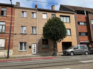 Dit huis is gelegen in Gent op een <strong>boogscheut van het centrum</strong>. Verder vindt u verschillende winkels en scholen, alsook het openbaar vervoer.<br /><br />Bij het binnenkomen vindt u een grote leefruimte met eetgedeelte en open keuken. Verder vindt u op de eerste en tweede verdieping; <strong>drie grote slaapkamers</strong> en een ruime badkamer met een bad en een toilet.<br /><br />Tot slot heeft de woning een <strong>gezellige tuin</strong> waar het aangenaam vertoeven is. De woning heeft ook een kruipkelder en -zolder voor extra opbergruimte.<br /><br />Dit huis is ideaal voor een koppel of gezin en is niet bemeubeld.<br /><br />- Huurprijs: 1.250,00 euro per maand<br />- EPC: 177 kWh/ (m² jaar)/ <strong>label B</strong><br />- <strong>Beschikbaar vanaf 1 september 2026</strong><br /><br />Wenst u deze woning te bezoeken? Dit kan op zaterdag 25 juli tussen 12.45 - 13.45 uur of maandag 27 juli tussen 16.00 - 17.30 uur, <strong>mits het maken van een</strong> <strong>afspraak </strong>via het online formulier of via yasmin@convas.be