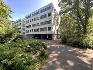 Deze gezellige en lichtrijke duplex is rustig gelegen in de Europawijk in Geel. Het appartementsgebouw is omgeven door groen. Daarnaast is er...