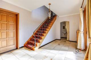 <p><strong>Une demeure charmante et spacieuse au cœur de Rotselaar</strong></p><p>Bienvenue dans cette <strong>charmante maison de caractère</strong> située dans la très prisée commune de Rotselaar, où espace, confort et cadre de vie agréable se marient à la perfection. Avec une <strong>surface habitable</strong> impressionnante <strong>de pas moins de 295 m²</strong>, cette maison offre de nombreuses possibilités aux familles, aux télétravailleurs ou à tous ceux qui aiment tout simplement vivre dans un espace généreux.</p><p>La maison dispose de <strong>3 chambres à coucher à part entière</strong> et dégage partout une atmosphère chaleureuse et conviviale. Les grands espaces de vie apportent beaucoup de lumière et procurent une agréable sensation d’ouverture, tandis que l’agencement est à la fois pratique et convivial.</p><p>À l’extérieur <strong>,</strong> vous profiterez d’un <strong>beau jardin bien entretenu,</strong> idéal pour se détendre, jardiner ou passer des moments conviviaux en famille ou entre amis. La propriété dispose également de <strong>3 garages</strong>, un atout indéniable pour ceux qui ont besoin d’un espace de rangement supplémentaire ou souhaitent garer plusieurs voitures en tout confort.</p><p>Située dans un cadre calme et verdoyant, à proximité des commerces, des écoles, des transports en commun et des principaux axes routiers, cette maison allie le meilleur de la vie à la campagne à une accessibilité aisée.</p><p><strong>Atouts de cette maison :</strong></p><ul><li><p>Maison de charme pleine de caractère</p></li><li><p><strong>295 m² de surface habitable</strong></p></li><li><p><strong>3 chambres</strong></p></li><li><p><strong>3 garages</strong></p></li><li><p>Joli jardin agréable</p></li><li><p>Situation calme à Rotselaar, une commune très prisée</p></li></ul><p>Une opportunité unique pour ceux qui recherchent une <strong>maison spacieuse et pleine de charme dans un emplacement de choix</strong>.<strong><br />Intéressé ?</strong> N'hésitez pas à nous contacter pour plus d'informations ou pour organiser une visite sur place.</p>