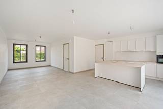 Deze energiezuinige BEN-nieuwbouwwoning is uitstekend gelegen op een absolute toplocatie in Oud-Turnhout. U geniet hier van een rustige, kindvriendelijke omgeving, op korte afstand van het centrum en op wandelafstand van winkels, scholen en openbaar vervoer.<br /><br />Indeling:<br />Bij het betreden van de woning komt u in de inkomhal met apart gastentoilet. De lichtrijke leefruimte biedt plaats aan een gezellige zit- en eethoek en sluit naadloos aan op de volledig ingerichte open keuken, uitgerust met alle hedendaagse kwaliteits- en comforttoestellen. Aansluitend bevinden zich een bijzonder ruime wasplaats/berging en een inpandige garage.<br /><br />Op de eerste verdieping bevinden zich drie volwaardige slaapkamers en een stijlvolle badkamer, voorzien van een inloopdouche, ligbad en dubbele wastafel met badkamermeubel. Op de nachthal is tevens een apart toilet aanwezig.<br /><br />De tweede verdieping vormt een absolute meerwaarde. Deze is bereikbaar via een vaste trap en biedt tal van mogelijkheden. De ruimte kan ingericht worden als twee extra slaapkamers, een hobbyruimte, bureau of polyvalente ontspanningsruimte. Daarnaast bevindt zich hier de volledig afgesloten technische ruimte met de warmtepomp en het ventilatiesysteem.<br /><br />Ook buiten is deze woning volledig afgewerkt. De tuin is ingezaaid met gras en sfeervol aangelegd met siergrassen. Zowel het terras als de oprit zijn volledig aangelegd. Achteraan het perceel bevindt zich bovendien een zeer ruime tuinberging.<br /><br />Prijs:<br />De vermelde prijs is exclusief notariskosten, exclusief 21% btw op het constructieaandeel (€ 350.000) en exclusief 12% registratierechten op het grondaandeel (€ 179.000).<br /><br />Troeven:<br />Energiezuinige BEN-woning<br />Vloerverwarming<br />Warmtepomp<br />10 zonnepanelen<br />Volledig aangelegde tuin, terras en oprit<br />Zeer ruime tuinberging<br />Kindvriendelijke toplocatie nabij centrum, winkels, scholen en openbaar vervoer