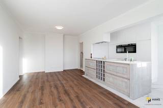 <p><span>In dit instapklare appartement woon je op een boogscheut van het Rivierenhof. Dankzij de nabijheid van bus, tram, velo-stations én de snelle oprit naar de autosnelweg geniet je hier van een uitstekende mobiliteit. Wat ligging en bereikbaarheid betreft, zit je hier dus perfect.</span></p><p><span> </span></p><p><span>Het appartement bevindt zich op de dertiende verdieping van een gebouw met zeventien verdiepingen. Het dak is geïsoleerd volgens de norm 2020. De vaste kosten bedragen €240/maand en omvatten warm en koud water, verwarming, lift, syndicus, vuilophaling en onderhoud van de gemene delen. In 2020-2021 werd het appartement volledig en kwalitatief gerenoveerd en sindsdien piekfijn onderhouden, waardoor je zonder zorgen kan verhuizen. Het PVC-hoogrendementsglas (2020) zorgt voor extra comfort en een goede isolatie.</span></p><p><span> </span></p><p><span>Via de veiligheidsdeur kom je binnen in de aparte inkomhal met ruime ingemaakte kast, waar ook de aansluiting voor een wasmachine voorzien is. Daarna stap je de lichtrijke leefruimte binnen, goed voor zo</span><span>’</span><span>n 34 m². De open keuken is uitgerust met kookvuur, dampkap, spoelbak, ingebouwde oven, microgolf, vaatwasser en frigo. Van hieruit heb je toegang tot het west-georiënteerde terras (3 m²) met een adembenemend zicht over de omgeving. Ook vanuit de 2 slaapkamers (10 m² en 15 m²) geniet je van panoramisch uitzicht. De badkamer (4 m²) is praktisch ingericht en beschikt over een douche en lavabomeubel; het toilet is apart.</span></p><p><span> </span></p><p><span>Tot slot is er nog een privatieve kelderberging aanwezig. Droom jij ervan om elke ochtend wakker te worden met indrukwekkende vergezichten? Mis deze kans dan niet en plan snel je bezoek!</span></p><p><span> </span></p><p><span>Bewoonbare opp. 88 m² ref.: bruto vloeropp. EPC. Voor meer info of een gratis schatting surf naar </span><span><span>www.hansimmo.be</span></span></p><p><span> </span></p>