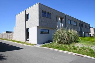 Bent u op zoek naar een energiezuinige en comfortabele woning op een uitstekende locatie? Deze moderne passiefwoning gelegen aan de Aaltersesteenweg 35 te Deinze combineert duurzaam wonen met een praktische indeling en een vlotte bereikbaarheid.<br /><br />De woning beschikt op het gelijkvloers over een ruime inkomhal met gastentoilet, een lichtrijke open leefruimte met aansluitende volledig ingerichte keuken en een handige berging voor wasmachine, droogkast en provisie.<br />Via de open trap bereikt u de eerste verdieping, waar zich drie volwaardige slaapkamers bevinden, een afzonderlijk toilet en een ruime badkamer uitgerust met een ligbad, douche en dubbele wastafel.<br /><br />Buiten geniet u van een aangenaam terras en een compacte, onderhoudsvriendelijke tuin. Via het tuinpoortje heeft u rechtstreeks toegang tot de private staanplaats en de garagebox.<br /><br />Dankzij het <strong>passiefconcept</strong> en de energiezuinige water/water-warmtepomp behaalt de woning een uitstekende energieprestatie met EPC-label A. Dit vertaalt zich in een hoog wooncomfort en een lage energiefactuur.<br /><br />De ligging is een absolute troef. De woning bevindt zich op korte afstand van het centrum van Deinze met zijn winkels, scholen, horeca en sportfaciliteiten. Openbaar vervoer is vlot bereikbaar en het station van Deinze biedt uitstekende treinverbindingen richting Gent, Kortrijk en Brussel. Ook belangrijke invalswegen zoals de N35 en E17 bevinden zich in de nabije omgeving, waardoor woon-werkverkeer bijzonder comfortabel verloopt.<br /><br />👉 <strong>Interesse</strong>? Plan vandaag nog je bezoek en ontdek deze woning zelf! Contacteer <strong>Kim</strong> voor meer info en vraag naar de bezoekdagen 📲 0477 751 893 of <strong>kim@lannimmo.be</strong><br />