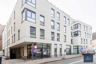 In het stijlvolle woonproject Collegehof bieden we deze assistentiewoning op het gelijkvloers aan, ideaal voor wie op zoek is naar comfort, veiligheid en onafhankelijk wonen in een rustige en aangename omgeving of wie op zoek is naar een investeringsvastgoed. <br /><br />Het appartement combineert een praktische indeling met een vlot toegankelijke ligging, perfect voor bewoners die graag gelijkvloers wonen zonder trappen of liften. Dankzij de doordachte inrichting geniet je van een aangename leefruimte met veel lichtinval, comfortabele slaapkamers en een moderne badkamer, alles afgestemd op zorgeloos wonen.<br /><br />Collegehof staat bekend om zijn kwalitatieve afwerking en de rustige, residentiële sfeer, met aandacht voor zowel privacy als leefcomfort. De assistentiewoning biedt bovendien de zekerheid van ondersteuning en voorzieningen waar nodig, terwijl je toch volledig zelfstandig kan blijven wonen.<br /><br />Gelijkvloers wonen<br />Veilig en comfortabel<br />Rustige ligging binnen een verzorgd woonproject<br />Ideaal voor senioren of als investering<br />Verhuurd voor 992,00 euro/maand <br /><br />Interesse in deze assistentiewoning in Collegehof? Neem gerust contact op voor meer info of een bezoek ter plaatse met sofie@makelaarshuys.be