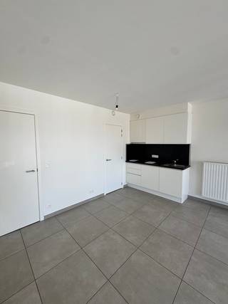 Dit lichtrijke appartement beschikt over twee slaapkamers, waarvan één ruime slaapkamer en een tweede kamer die ideaal kan worden ingericht als bureau of hobbyruimte. De woning biedt een ruime en gezellige living met toegang tot een balkon aan de voorzijde, perfect om te genieten van wat frisse lucht. Aan de achterzijde, ter hoogte van de slaapkamers, bevindt zich een aangenaam terras. Daarnaast is er een praktische fietsenberging voorzien. Dit appartement is beschikbaar vanaf 01/08/2026 voor een huurprijs van €820 per maand, aanvullend met een voorschot van €75 voor de algemene onkosten. Ben je geïnteresseerd in dit pand te huur in Oostende? Ga naar de website www.dermul.be, klik op het pand dat je wenst te huren. Via de knop "ik heb interesse" vragen we u kort een profiel in te vullen. Daarna nemen we contact op voor een bezoek. Telefonisch kunnen er geen afspraken gemaakt worden.