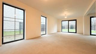 Bij ImmoFusion 7/7 “open huis”: klik op onze 3D-TOUR. Ervaar vastgoed alsof je er zelf doorloopt!<br /><br />Ontdek deze recente woning met inpandige garage die perfect gelegen is voor wie rust wil combineren met een vlotte bereikbaarheid. Met een perceeloppervlakte van 3,96 are, een terras en een tuin, biedt deze woning heel wat mogelijkheden. De woning wordt verkocht onder registratie.<br /><br />De woning wordt casco+ afgeleverd, zodat je zelf de afwerking volledig naar eigen smaak en keuze kunt bepalen, op je eigen tempo. Zo creëer je een thuis die helemaal aansluit bij jouw wensen en stijl.<br /><br />De ruime leefruimte baadt in natuurlijk licht en staat in verbinding met de keukenruimte. Via het schuifraam kom je terecht op het aangename terras en de tuin, een fijne plek om te ontspannen of te genieten.<br /><br />Verwarming gebeurt via een duurzame warmtepomp, wat bijdraagt aan een energiezuinige en toekomstgerichte woonoplossing. Voor wie extra parkeergelegenheid wenst, is er een vergunning voorzien voor het plaatsen van een carport.<br /><br />Pluspunten:<br />- Casco+ oplevering: zelf afwerken naar eigen smaak, keuze en tempo<br />- Verkoop onder registratie<br />- 5 slaapkamers<br />- Veel lichtinval in leefruimte<br />- Energiezuinige warmtepomp<br />- Zonnepanelen aanwezig<br />- Terras<br />- Onderhoudsvriendelijke tuin<br />- Inpandige garage<br />- Rustige ligging met vlotte bereikbaarheid<br /><br />Maatregelen opgenomen in het Maatregelenregister: nee<br /><br />Voor een bezichtiging of meer informatie, bel ons op 078/78.78.70 of spring gerust eens binnen in ons kantoor; je bent altijd welkom!
