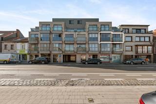 Dit instapklare appartement is gelegen binnen de Residentie Linum. De residentie geniet van een uitstekende ligging nabij het centrum van Wevelgem, openbaar vervoer, winkels, … Het appartement geniet van een kwalitatieve afwerking.<br />Indeling als volgt: Inkomhal, leefruimte met open uitgeruste open keuken en terras, berging met aansluiting voor wasmachine en extra opslagplaats, afzonderlijk toilet, ruime slaapkamer en badkamer met douchebad en wastafelmeubel. <br /><br />Daarnaast is er nog een gemeenschappelijk afvallokaal en afgesloten fietsenberging. <br /><br />Ideaal als vaste woont en/of investering. Voor meer informatie of een bezoek ter plaatse contacteer Imani op het nummer 0478 26 26 36.