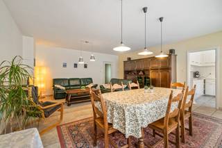 <p>In een rustige straat vlakbij de Zeedijk bevindt zich dit ruim drieslaapkamerappartement van ca. 100 m². De zee ligt letterlijk om de hoek en vanop het terras aan de voorzijde geniet je van een zijdelings zeezicht. Een ideale combinatie van kustgevoel en praktische bereikbaarheid, met winkels, horeca en tramhalte op wandelafstand. Bovendien zijn er in de directe omgeving voldoende parkeermogelijkheden.</p>
<p>Het appartement beschikt over een functionele indeling met een duidelijke scheiding tussen leef- en nachtgedeelte. De lichtrijke leefruimte sluit aan op de eetplaats en de aparte keuken geeft toegang tot het terras vooraan. Achteraan bevinden zich drie volwaardige slaapkamers en een tweede, zuidgericht terras.</p>
<p>De keuken en badkamer zijn verzorgd en functioneel ingericht, met ruimte om ze indien gewenst verder te personaliseren naar eigen smaak.</p>
<p><strong><br />Troeven van dit appartement:</strong></p>
<ul>
<li>Ruim appartement van ca. 100 m²</li>
<li>Drie volwaardige slaapkamers</li>
<li>Twee terrassen (voor- en achterzijde)</li>
<li>Zijdelings zeezicht</li>
<li>Vlakbij de Zeedijk</li>
<li>Voldoende parkeermogelijkheden in de omgeving</li>
<li>Twee grote privatieve kelderbergingen</li>
<li>Renovatiekansen: verbetering van de energieprestatie mogelijk via optimalisatie van het verwarmingssysteem of bijkomende isolatie.</li>
</ul>
<ul></ul>
<p>Of u nu zoekt naar een betaalbare thuisbasis, een tweede verblijf aan zee of een slimme investering - dit appartement in Oostende combineert ligging, potentieel en toegankelijkheid in één aantrekkelijk geheel.</p>