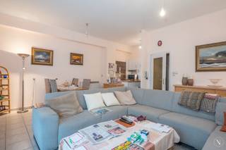 Appartement au rez-de-chaussée avec potentiel au cœur de Knokke - Paul Parmentierlaan 142Découvrez cet appartement au rez-de-chaussée d'une...