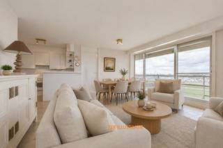 NIEUWPOORT – Ruim appartement op toplocatie aan de haven<br /><br />Dit goed onderhouden appartement bevindt zich op de 2de verdieping van de statige residentie Robert Orlent, gelegen vlak naast de Nieuwpoortse jachthaven. Een absolute toplocatie voor wie houdt van rust, natuur en water, met tal van fiets- en wandelroutes in de directe omgeving.<br /><br />Hier geniet u van het beste van twee werelden: een serene omgeving én toch op korte afstand van het bruisende Nieuwpoort-Bad. Binnen slechts 15 minuten fietsen bereikt u het strand en de levendige kustzone.<br /><br />Bent u liefhebber van de jachthaven of heeft u zelf een boot? Dan zal dit appartement u ongetwijfeld bekoren. De residentie straalt klasse en elegantie uit en bevindt zich op een uitzonderlijke ligging, omringd door natuurreservaat, havengeul en recreatiemogelijkheden.<br /><br />Het appartement zelf werd afgewerkt met kwaliteitsvolle materialen en is steeds goed onderhouden. U wordt verwelkomd in een lichtrijke leefruimte met open keuken. Verder beschikt het appartement over een volwaardige slaapkamer met eigen badkamer voorzien van een ligbad, wastafel en toilet. Een aparte slaaphoek met twee op maat gemaakte bedkasten en een extra douchekamer met toilet.<br /><br />De goed georiënteerde terrassen vormen de perfecte plek om te ontspannen en te genieten van de omgeving. Bovendien is er parkeergelegenheid voorzien voor extra comfort.<br /><br />Kortom, dit appartement is de ideale uitvalsbasis voor een zorgeloze vakantie aan zee of een slimme investering op een toplocatie.<br />Interesse? Contacteer ons vandaag nog voor een bezoek! 053/60.65.60.<br /><br /><span>De prijs is een niet-bindende richtprijs. Na biedingen beslist de verkoper over verkoop aan het beste bod. Info via ons of reglement.</span>