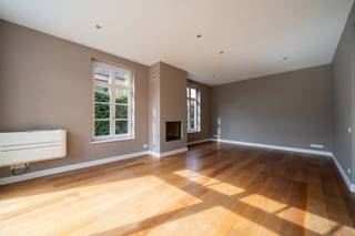 <p><span>Welkom in deze prachtige ruimtelijke villa in Wilrijk!</span></p><p><span> </span></p><p><span> Dit indrukwekkende gezinshuis omvat ca 500m² bew.opp. op een perceel van 723m² met een zonnige oriëntatie. Het huis beschikt over 4 comfortabele slk en 2 moderne bdk, wat het ideaal maakt voor grote gezinnen of voor wie extra ruimte wenst. Op de hoogste verdieping treffen we nog een extra ruime van ca 100 m² waar U verscheidene mogelijkheden mee hebt. Extra slaapkamers bvb....</span></p><p><span> </span></p><p><span>De villa kenmerkt zich door een zeer uitgebreide en lichte woonruimte + extra bureauruimte aan de voorzijde met houten vloeren die elegantie en warmte uitstralen. De open plattegrond nodigt uit tot aangename samenzijn, terwijl grote ramen overal natuurlijk daglicht binnenlaten. </span></p><p><span> </span></p><p><span>De modern ingerichte keuken beschikt over een praktisch eiland en is volledig uitgerust met kwalitatieve apparatuur. Beide bdk zijn met aandacht ontworpen en bieden alle comfort die u wenst, inclusief een inloopdouche en luxe afwerkingen.</span></p><p><span> </span></p><p><span>Een opmerkelijk kenmerk is de prachtige trap met houten afwerking die beide verdiepingen verbindt, wat bijdraagt aan de sfeer van klasse en vakmanschap. </span></p><p><span> </span></p><p><span>Buiten geniet u van een ruime tuin + mooie terrassen met veel privacy door de groene omheining. </span></p><p><span> Een praktische garage met extra staanplaatsen completeert dit aanbod, wat zorgt voor tal van parkeerruimte. </span></p><p><span> </span></p><p><span>Met deze woning beschikt u over een modern, uitstekend onderhouden gezinshuis op een mooie locatie in Wilrijk, waar comfort en ruimte samenkomen. </span></p><p><span>De woning werd in 2012 ontworpen en vertoeft nog steeds in een onberispelijke & instapklare toestand.</span></p><p><span> Onmiddellijk beschikbaar!</span></p>