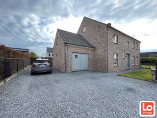 Deze woning is gelegen in een rustige doodlopende straat en toch dicht bij het centrum van Lochristi. De woning omvat: inkomhal met apart toilet, ruime lichtrijke living, grote ingerichte keuken, wasplaats met douche, bureau of slaapkamer en garage met zolderruimte. De eerste verdieping omvat: ruime nachthal, 4 slaapkamers waarvan één met dressingruimte en ruime badkamer met ligbad, inloopdouche, toilet en kast met dubbele lavabo. Er is ook een ruime zolder aanwezig boven de garage en boven op de kleinste slaapkamer.<br />Beschikbaar vanaf 1/5/2026.<br />De huurprijs is 1550€/maand.<br />Interesse in deze prachtige alleenstaande woning? Mail ons met jouw naam EN telefoonnummer: info@loimmo.be<br />Wij contacteren u na het invullen van de inlichtingenfiche, geen telefonische afspraken!