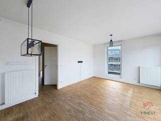 <strong>JETTE</strong>, dans les Jardins de Jette, à deux pas du Centre Universitaire de l'UZ Bruxelles, magnifique penthouse 2 chambres de ± 88m² situé au 4ème étage avec ascenseur. Il se compose comme suit : hall d'entrée, living de ± 21m², cuisine équipée (four, taques, hotte, frigo, lave-vaisselle et micro-ondes), buanderie, terrasse de ± 30m² orientée Sud, 2 chambres (± 11m² et ± 15m²) avec terrasse, salle de bains et douche et cave n°2. Toutes les superficies sont données à titre indicatif. PEB : B-, 17kg/ (m²/ an). Provision charges : 85€/ mois (communs). Emplacement de parking intérieur OBLIGATOIRE : 100€/ mois. Disponibilité immédiate. Remise en peinture prévue.<br /><br /><span>Au 4ème étage avec ascenseur : </span><br />
<ul>
<li>Hall d'entrée</li>
<li>Living de ± 21m²</li>
<li>Cuisine équipée (four, taques, hotte, frigo, congélateur, lave-vaisselle et micro-ondes)</li>
<li>Terrasse de ± 30m² orientée Sud</li>
<li>Buanderie</li>
<li>Chambre de ± 11m² avec terrasse</li>
<li>Chambre de ± 15m² avec terrasse</li>
<li>Salle de bains et douche</li>
<li>WC séparé</li>
</ul>
Cave n°2<br /><br />Provision charges : 85€/ mois - Frais communs<br />Emplacement de parking intérieur OBLIGATOIRE : 100€/ mois<br /><br />PEB : B-, 17kg/ (m²/ an)<br /><br />Remise en peinture prévue<br />Disponibilité immédiate