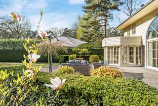 Deze prachtige villa met een "open space"-concept in Kapellen is een droomhuis voor iedereen die op zoek is naar luxe en comfort. <br /><br />De woning, gebouwd in 2002, is gelegen op een ruim perceel van 2060 vierkante meter en heeft een bewoonbare oppervlakte van 297 vierkante meter.<br />We rijden via de automatische poort het perceel op en parkeren onze wagen makkelijk op de voorziene parkeerplaatsen of in de dubbele garage.<br /><br />Vanaf het betreden van de villa baden we in het licht dankzij het verrassende "open space"-concept wat in een keer zeer typerend is voor deze uitzonderlijke villa.<br /><br />Vanuit de inkomhal hebben we hierdoor een connectie met het zit en eetgedeelte en een prachtige connectie met de tuin.<br /><br />We nemen de glazen deur naar de leefomgeving en merken de ontvouwende hoge open vide op waardoor een zeer ruim gevoel ontstaat.<br />De leefomgeving voorzien van open haard vloeit naadloos over in de leef-eetkeuken.<br />Deze is uitgerust met de nodige toestellen, voorzien van een kookeiland en een ontbijthoek met ook hier opnieuw zicht op de tuin.<br />Een bijkeuken/wasplaats en een dubbele garage zorgen voor het nodige leefcomfort in de woning.<br /><br />Verder is er een masterbedroom op deze gelijkvloerse verdieping voorzien van kastenwand en ensuite een volwaardige badkamer voorzien van douche, bad en wastafel met kasten.<br /><br />We nemen de open trap vanuit de leefruimte naar de eerste verdieping.<br /><br />De overloop verbindt de vier slaapkamers en de open bureauruimte met zicht op de tuin.<br /><br />Er is een afzonderlijke badkamer op de overloop en een badkamer dewelke ensuite aan een van de 4 slaapkamers gelegen is. <br /><br />Buiten is er een prachtig aangelegde tuin met een zonnig terras op het zuidwesten, waar je heerlijk kunt genieten van de zon. <br /><br />Daarnaast is er een ruime garage met plaats voor 2 auto's en voldoende parkeerplaatsen op het terrein.<br /><br />Kortom, deze villa in Kapellen is een ideale plek om te wonen voor wie op zoek is naar comfort, luxe en ruimte. <br />Met alle voorzieningen die je nodig hebt en een prachtige omgeving, is dit een droomhuis dat aan al je wensen voldoet.<br /><br />Buitengewone kenmerken<br />- rustige omgeving<br />- 5 slaapkamers: master / gastenkamer op gelijkvloers en 4 slpk op de eerste verdieping<br />- alle comfort<br /> - goed onderhouden<br />- bereikbaarheid openbaar vervoer, winkels, scholen<br />- instapklaar<br /><br />EPC = 197 kWh/m² - Vg - Wg - Gmo - Gvkr - Gvv