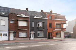 Deze ruime burgerwoning bevindt zich langs de Gaversesteenweg in de nabijheid van het Driespoort shopping center. De woning omvat op het gelijkvloers inkom met vestiaire en toilet, leefruimte in verschillende compartimenten, bureel, kelder, ingerichte professionele keuken, ruime bergplaats, aangenaam overdekt terras, koer en dubbele garage. Op de verdiepingen zijn er 5 slaapkamers en een ingerichte badkamer. De woning werd door de jaren opgewaardeerd met een gevel- en dakrenovatie, de elektriciteit is conform en de verwarming gebeurt aan de hand van centrale verwarming met aardgas.
Deze woning kan zowel dienst doen als ruime gezinswoning met een bewoonbare oppervlakte van 219m² als een commerciële invulling krijgen (bureel, praktijk, restaurant,...) of een combinatie van beide.
Bijzonder goede mobilteitsscore (8,5/10) met schitterende bereikbaarheid naar openbaar vervoer (station Deinze), winkels, scholen, ontspanning en verbindingswegen (E17).
INSTELPRIJS: € 450 000,00
Bel snel voor een bezoek aan deze karaktervolle woning met mooie authentieke accenten:
Alina 0484 11 04 90