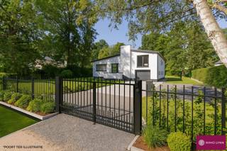 Villa met zwembad en garage in de villawijk Ter Bronnen! Indeling: gelijkvloers: inkomhal, apart toilet, ruime woonkamer met eetplaats en...