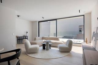 <p><strong>2 slaapkamer appartement in het prestigieus nieuwbouwproject “The Ensemble” in het hart van Assenede, waar stijl en comfort samenkomen in een unieke, karaktervolle omgeving.</strong><br /><br /><strong>Indeling<br /></strong>Men komt meteen uit in een hal met <strong>ingemaakte kasten</strong>, die toegang biedt tot de keuken en de leefruimte.<br />In de keuken bevindt zich een discreet geïntegreerde deur naar de berging, waar naast de technische installaties ook ruimte is voorzien voor wasmachine, droogkast en eventueel een extra koelkast en/of diepvries. De leefruimte geniet van een aangename lichtinval en geeft uit op het <strong>ruime terras.</strong><br />Rechts van de keuken bevindt zich de nachthal, waar men eerst het apart gastentoilet terugvindt, gevolgd door een <strong>eerste badkamer </strong>met ligbad en dubbele lavabo. Verder zijn er <strong>twee slaapkamers</strong>, waarvan de tweede beschikt over een <strong>ensuite badkamer </strong>met enkele lavabo en inloopdouche. <strong>Beide slaapkamers zijn voorzien van ingemaakte kasten.</strong><br /><strong><br />Bijzonderheden:<br /></strong>Enegielabel <strong>A</strong>;<br />Maandelijkse kosten: 50,- EUR / maand <em>[verbruik/onderhoud van de gemeenschappelijke delen (incl. lift)]</em><br />Optioneel bij te huren: een <strong>ondergrondse autostaanplaats</strong> en een <strong>kelderberging</strong> bij te huren voor 100,- EUR per maand.<strong><br /></strong>Optioneel bij te huren: <strong>polyvalente ruimte </strong>(toegankelijk via het terras) voor 300,- EUR per maand.<strong><br /><br />Ligging:<br /></strong>“The Ensemble” is uitstekend gelegen op de Markt van Assenede, in de Stadhuisstraat, pal naast het stadhuis en met een prachtig zicht op de kerk. U geniet hier van een centrale ligging met alle voorzieningen, winkels en horeca op wandelafstand, terwijl u tegelijkertijd woont in een charmante en sfeervolle omgeving.</p>