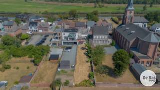WICHELEN – Op zoek naar een woning die u volledig naar eigen smaak kunt renoveren? Deze karaktervolle woning is gelegen op een uitstekende en centrale locatie in Wichelen en biedt dankzij haar indeling en ruime tuin heel wat potentieel. De ligging is bijzonder praktisch: scholen, winkels, supermarkten, banken en horecazaken bevinden zich op wandel- en fietsafstand. Ook qua bereikbaarheid scoort deze woning uitstekend, dankzij de nabijheid van openbaar vervoer, het station en belangrijke invalswegen.<br /><br />De woning is als volgt ingedeeld. Op het gelijkvloers bevinden zich een inkomhal, woonkamer, vernieuwde keuken, badkamer, eerste slaapkamer en een aangename veranda. De eerste verdieping omvat een nachthal, twee slaapkamers en een ruime toiletruimte. Deze ruimte biedt bovendien de mogelijkheid om ingericht te worden als douchekamer.<br />Verder beschikt de woning over een praktische zolder en kelder, wat zorgt voor extra bergruimte.<br /><br />Op het vlak van comfort beschikt de woning reeds over conforme elektriciteit, dakisolatie (7 cm), dubbele beglazing (hout/PVC) en centrale verwarming op aardgas. De verwarmingsketel is momenteel defect en dient vervangen te worden.<br /><br />De absolute troef van deze woning? De ruime, perfect georiënteerde tuin. Een heerlijke buitenruimte met tal van mogelijkheden voor wie graag geniet van rust, groen en ruimte.<br /><br />Kortom, bent u op zoek naar een te renoveren woning met 3 slaapkamers, een ruime tuin en bijzonder veel potentieel, gelegen op een uitstekende locatie in Wichelen? Dan is deze woning zeker een bezoek waard! Interesse? Maak snel uw afspraak: 053/60.65.60.
