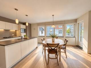 Goed gelegen appartement in een recente residentie van 2013 in het hart van Knokke. Het appartement is perfect onderhouden en beschikt over twee slaapkamers en een leuk zonneterras. De markt van Knokke, alle winkels maar ook het station, Duinenwater en zelf het strand zijn te voet bereikbaar. <br /><br />Indeling: Inkom met apart toilet, ingemaakte vestiairekast, een grote woonkamer met parketvloer boordevol zon en licht en toegang tot een aangenaam terras. Verder een open en ingericht keuken met eiland, bergruimte/wasplaats, twee slaapkamers waarvan één voorzien voor een dubbel bed en de andere kamer voor een stapelbed. De badkamer is modern ingericht met een inloopdouche. <br /><br />In het gebouw is een privatieve berging aanwezig en een gemeenschappelijke fietsenberging. <br /><br />Energielabel A, blanco elektrische keuring en volledig asbestveilig. <br /><br />Bezoeken? Contacteer Willem Cauwels op GSM 0477.60.12.16.