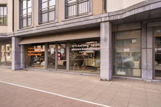 Bent u op zoek naar een commerciële ruimte op een absolute topligging met maximale zichtbaarheid? Dan is dit instapklare handelsgelijkvloers van ca. 735 m² in het bruisende centrum van Brasschaat de perfecte opportuniteit.
Gelegen op de Bredabaan, dé winkelstraat van Brasschaat, geniet dit pand van een uitzonderlijke visibiliteit en een continue passage van zowel voorbijgangers als verkeer.
Het pand, gebouwd in 2010, is vandaag ingericht als een stijlvolle interieurzaak met een ruime en uitnodigende showroom. Daarnaast beschikt het over een aparte kantoorruimte, een volledig uitgeruste keuken, een polyvalent atelier en praktische opslagruimte.
De hoogwaardige afwerking met onder meer parketvloeren, natuursteen en maatwerk in gietijzerlook zorgt voor een moderne en professionele uitstraling die meteen indruk maakt. Bovendien zijn de aanwezige maatkasten inbegrepen, wat niet alleen een esthetische meerwaarde biedt, maar ook zorgt voor een optimaal gebruik van de ruimte en extra opberggemak.
Alle moderne technieken zijn aanwezig: verwarming via warmtepomp, LED-verlichting en camerabewaking maken het geheel compleet.
Dankzij de flexibele indeling biedt deze ruimte tal van mogelijkheden voor diverse commerciële invullingen. Bovendien kan het pand zowel aangekocht als gehuurd worden.
Stedenbouwkundige inlichtingen in aanvraag.
Voor meer informatie of een gratis waardebepaling van uw vastgoed kan u een aanvraag invullen op onze website of even bellen op het nr. 03/345.88.99.