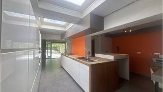 <strong>Instapklare 2-slaapkamerwoning</strong> met <strong>GARAGE</strong>, <strong>TERRAS </strong>en <strong>TUIN </strong>met <strong>ZWEMBAD</strong>, rustig gelegen in een <strong>residentiele woonwijk in Sint-Kruis</strong> en grenzend aan een bosgebied in Male!<br />+ Zeer vlotte verbinding naar de ring en het centrum van <strong>Brugge </strong>en het centrum van Sijsele!<br />+ Vlakbij bushalte!<br />+ Vlakbij de winkels in de <strong>Maalse Steenweg!</strong><br />+ Dichtbij scholen!<br />+ Energielabel C!<br />+ Geen renovatieplicht!<br />+ Privatief terras en tuin zonder inkijk ( geen achterbuur! ) <br />+ Zongerichte tuin met Zwembad!<br />+ Vlarem gekeurd zwembad!<br />+ Vernieuwd in 2010!<br />+ Zeer goede mobiscore  8,1 op 10!<br /><br />Er is tevens de mogelijkheid tot aankoop ( zonder overname! ) van het aanpalende ruime horecapand ( nr. 77 ) met groot terras! Ideaal om wonen en ondernemen te combineren of als vastgoedinvestering!<br /><br />De woonst omvat een inkom, inpandige garage, eetplaats, gezellige leefruimte met toegang tot terras en tuin, 2 grote skylights  voorzien de ruime en volledige ingerichte keuken van een royale lichtinval, 2 slaapkamers, badkamer met ligbad en douche, berging met aansluiting voor wasmachine en droogkast, een ruim en deels overdekt terras en een tuin met zwembad met achteraan nog een overdekt loungegedeelte.<br />Vastgoedinformatie in aanvraag.<br />P-score=A  G-score=A<br /><br />Bruikbare vloeroppervlakte  154 m²<br />Totale grondoppervlakte  280 m²