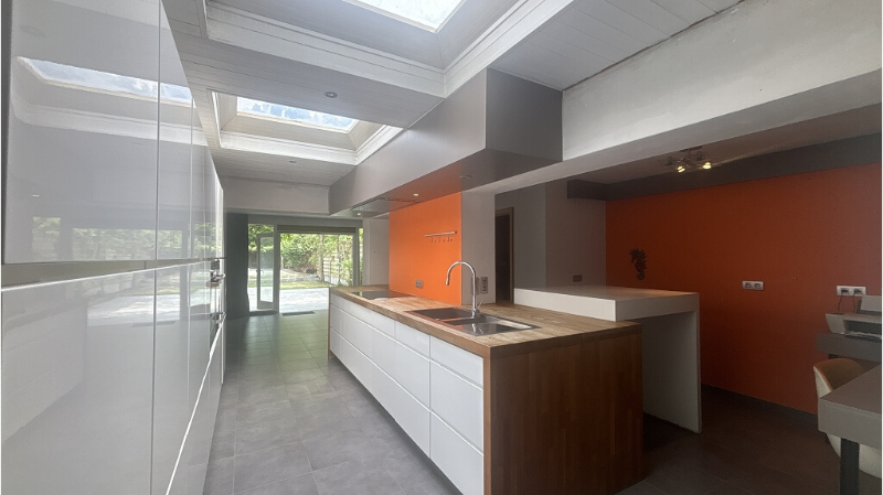 Instapklare 2-slaapkamerwoning met GARAGE, TUIN en ZWEMBAD te koop in Sint-Kruis Brugge - foto 3