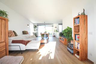 <strong>Schitterende half open nieuwbouwwoning in De Haan</strong> te huur gelegen langs de Heidelaan op minder dan 1 km van het strand. <br />Deze woning beschikt over alle nodige hedendaagse comfort en is bovendien bijzonder <strong>energiezuinig</strong>! (<strong>zonnepanelen</strong>!)<br />De woning ligt nabij winkels en op enkele minuten van invalswegen.<br /><br />Gelijkvloers bestaande uit inkom, gastentoilet,<strong> ruime leefruimte</strong> met <strong>open keuken</strong> en zicht op de ruime tuin.<br />Aansluitend aan de keuken is nog een <strong>bergruimte</strong>. <br />De tuin is <strong>zeer ruim</strong> en heeft een <strong>zonnig terras en een tuinhuis</strong>. Naast de woning is er een <strong>oprit </strong>waar meerdere auto's op kunnen staan. <br /><br />Op het verdiep vinden we <strong>drie slaapkamers</strong>, apart toilet en de badkamer met <strong>bad en douche</strong>.<br />De woning is volledig geschilderd.<br /><br />Huurprijs € 1250 per maand.<br /><strong>De woning is beschikbaar vanaf juni</strong>.