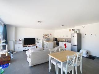 <p>Stijlvol duplex appartement te huur in het hart van Keerbergen.<br /><br />Op zoek naar een ruim en modern appartement met karakter? Dit prachtige duplex appartement met twee slaapkamers is gelegen in een kleinschalig en eigentijds gebouw in het centrum van Keerbergen. Dankzij de privé inkom geniet je van extra privacy en een doordachte indeling over twee verdiepingen.<br /><br />Via de inkom op het gelijkvloers bereik je de trap naar de woonverdieping, waar je binnenkomt in de lichtrijke leefruimte met een open, volledig geïnstalleerde keuken en eetplaats. Verder vind je op deze verdieping een apart toilet, een ingebouwde vestiaire en een praktische berging met aansluiting voor wasmachine en droogkast.<br /><br />Op de bovenverdieping bevindt zich een open werkplek, ideaal voor thuiswerk of een gezellige leeshoek. Daarnaast zijn er twee ruime slaapkamers en een stijlvolle badkamer met ligbad, douche, dubbele lavabo en toilet. Vanuit de master bedroom en de werkplek heb je toegang tot een ruime patio/terras, waar je heerlijk kan ontspannen. Extra bergruimte is voorzien dankzij een zolder van 30m², bereikbaar via een trapladder.<br /><br />Onder het appartement is er een overdekte buitenparkeerplaats voorzien, inclusief een aparte privéberging.<br /><br />Huurprijs: 1075 EUR/maand + 35 EUR gemeenschappelijke kost.<br />Alle nutsvoorzieningen zijn individueel.<br />Beschikbaarheid: 01/08/2026.<br /><br />Interesse? Plan je bezoek in via onze website www.living-stone.be.</p>